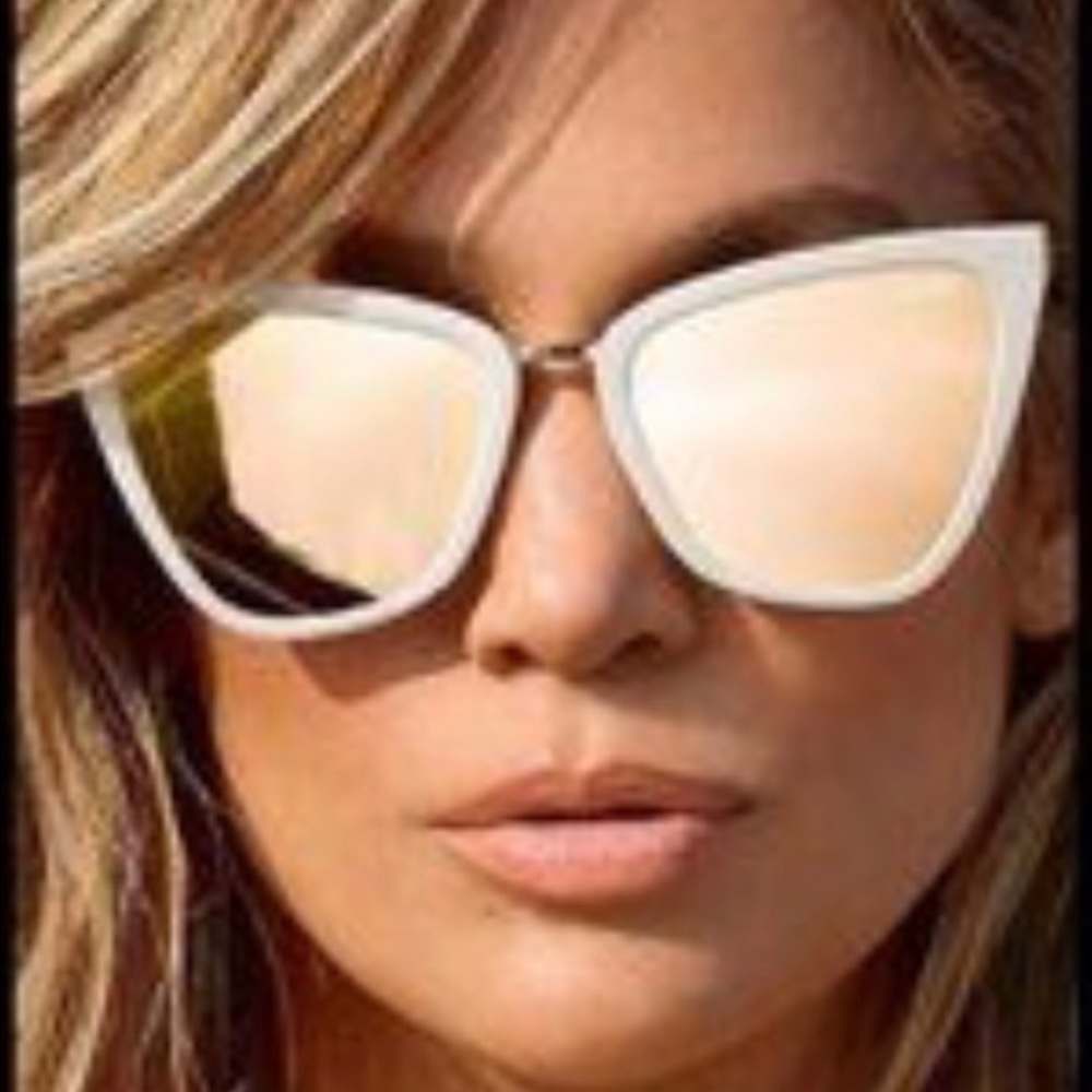 QUAY Reina Mini Blush Sunnies